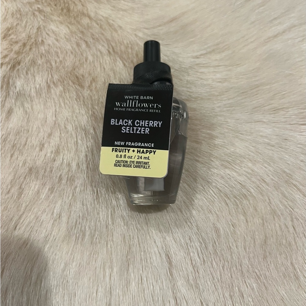BATH & BODY WORKS Black Cherry Seltzer Wallflowers Plug In